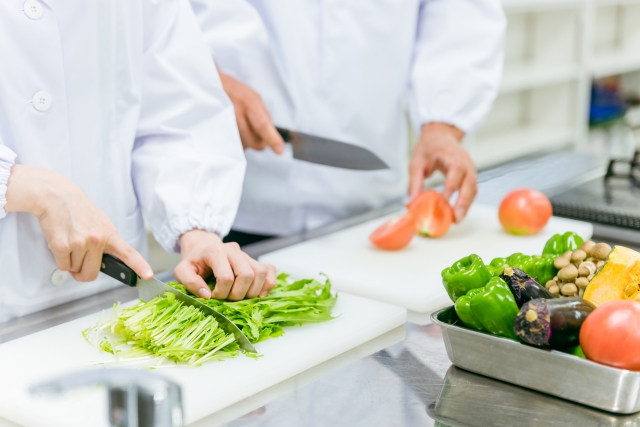 野菜を切る料理人の写真