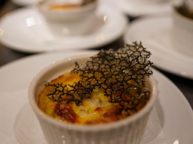 フランス料理の薄いクッキーのような飾り、「チュイル」のイメージ写真